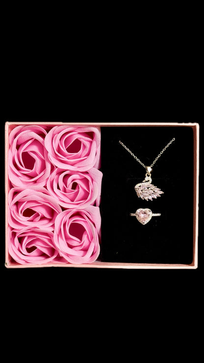 Set Lebada Pink + Inel + punguță de cadou